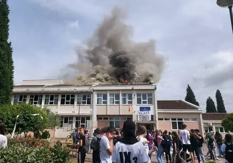 Elevii au aprins torțe și artificii, de bucurie că au absolvit, și au dat foc școlii, la Podgorica | VIDEO