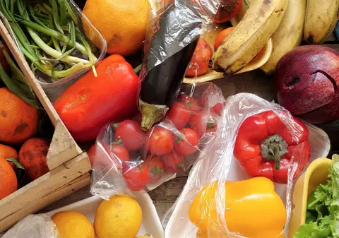 Marile lanțuri de magazine ar putea primi amenzi drastice, dacă aplică adaosuri diferite la produse din aceeași categorie sau scot de la raft produse fără justificare