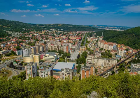 Orașul industrial cenușiu, transformat radical cu bani europeni. „Prețul mediu al unui apartament s-a triplat în opt ani”
