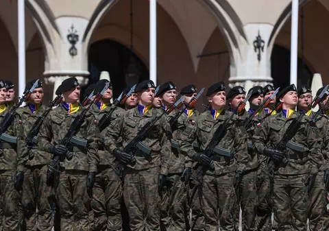 Polonezii sunt îndemnați să-și petreacă vacanța în armată. Ce plăți le sunt promise