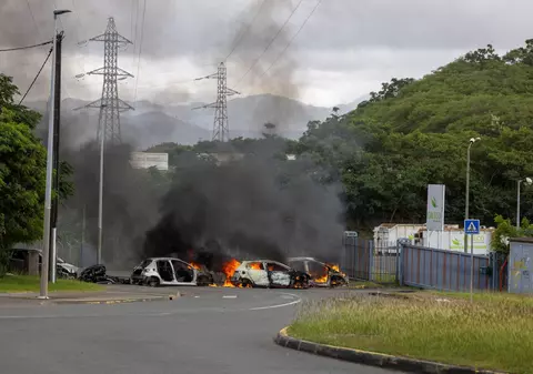 Operațiune majoră a Franței în Noua Caledonie: sute de jandarmi au fost trimiși să deblocheze drumul spre aeroport