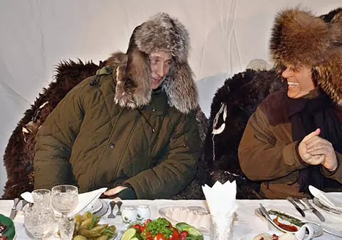 Gestul făcut de Vladimir Putin la o partidă de vânătoare cu Silvio Berlusconi: a scos inima unei căprioare și i-a dat-o pe tavă liderului italian