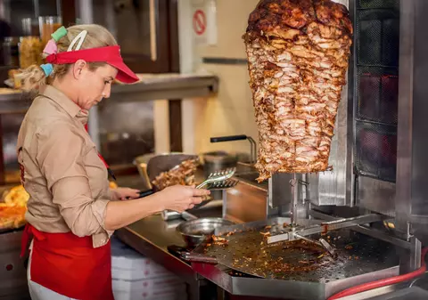 Cât câștigă un șaormar în România și cât câștigă un angajat la McDonald’s