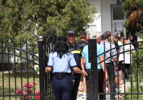 ALEGERI 2024. Secția de votare din Belciugatele, Călărași, păzită de jandarmi și polițiști, după bătaia dintre PSD și PNL de săptămâna trecută. „50 de porții de mici și o friptură la doi oameni”