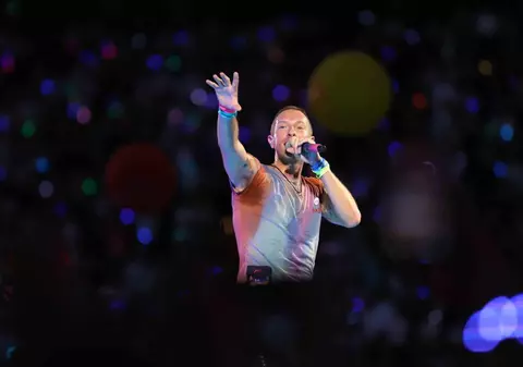 Concert Coldplay la București. Un manelist a urcat pe scenă. Reacția publicului și primele imagini de la show-ul de pe Arena Națională