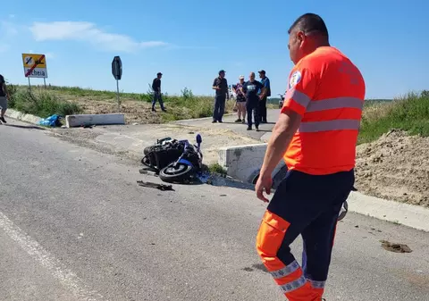 Trei persoane au murit la Șcheia, județul Iași, după ce un motociclist a lovit un pieton, iar apoi a intrat într-un cap de pod