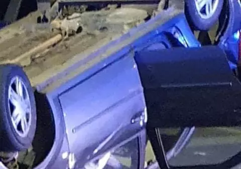 O mașină răsturnată și alte opt avariate, după ce doi șoferi s-au șicanat în trafic pe bulevardul Iuliu Maniu din București