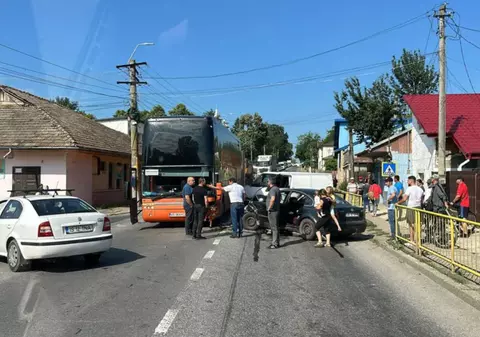 Accident între un autocar cu zeci de persoane la bord și două mașini, la Podu Iloaiei, în Iași