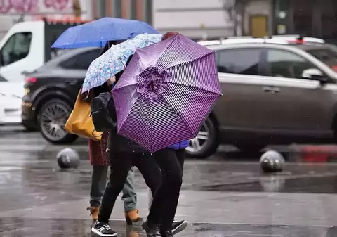 București, sub alertă meteo de vijelii. Două mesaje Ro-Alert emise de autorități, oamenii sfătuiți să stea în case