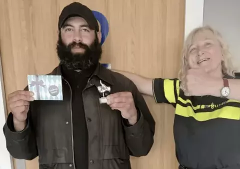 O campanie online a strâns 34.000 de euro pentru un bărbat fără adăpost din Amsterdam, care predase poliției un portofel cu 2.000 de euro