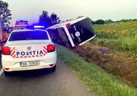 Autocar din Bulgaria cu 59 de pasageri, răsturnat pe DN2, după ce șoferul a adormit la volan. Patru răniți, inclusiv un copil