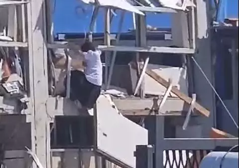 Femeie filmată când se salvează dintre dărâmături, după explozia de la Dedeman Botoșani. Ce spun martorii | VIDEO