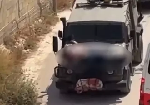 Soldații israelieni au legat un palestinian rănit pe capota jeepului, în timpul unui raid în Cisiordania. Imagini şocante