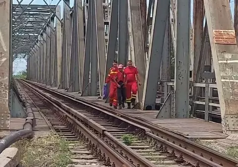 Un bărbat care adormise pe șinele de tren și refuza să plece a fost salvat în ultimul moment de pompierii gălățeni