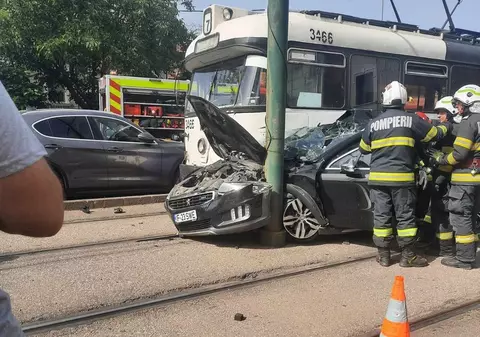 O mașină a fost lovită de un tramvai, în Timișoara. Șoferul, transportat la spital