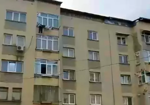 O fetiță de 6 ani a căzut de la etajul patru al unui bloc din Olt, după ce a intervenit într-o ceartă între mama ei și tatăl vitreg