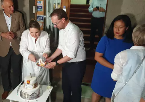 REPORTAJ Cum a sărbătorit Dominic Fritz câștigarea unui nou mandat. Tortul victoriei, împărțit cu un actor din celebrul serial „Clanul”. „Ne-am luptat cu clanurile din Timișoara”