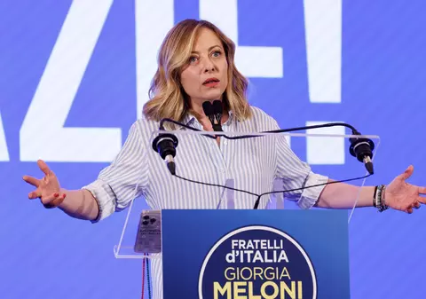 Giorgia Meloni, ținta criticilor opoziției italiene, după publicarea în presă a unor videoclipuri cu scandări fasciste ale tinerilor din partidul său