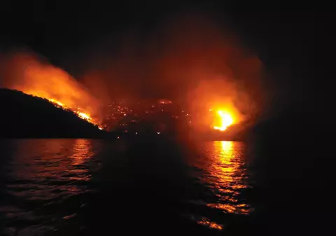 Scandal în Grecia, după ce singura pădure de pini de pe insula Hydra a luat foc, după un spectacol de artificii de pe un iaht: „E revoltător”