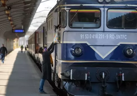 Locomotiva unui tren internațional care a plecat din București spre Budapesta s-a defectat pe traseu. Întârziere de peste 4 ore