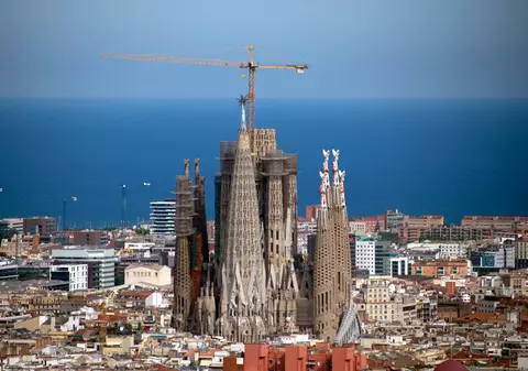 Sagrada Familia atinge punctul său maxim după un secol de lucrări. La ce înălțime se ridică turnul