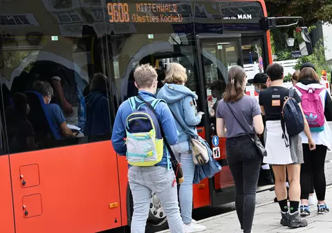 Primele mașini fără șofer destinate transportului public local, testate în Germania