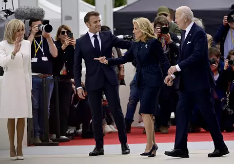Joe Biden a fost retras de prima-doamnă de la un eveniment de Ziua Z, din Franţa. „Ce se întâmplă?”
