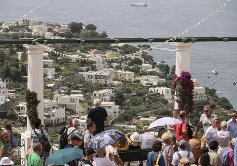 Interdicţia de intrare a turiştilor în insula Capri a fost ridicată după mai puțin de 24 de ore