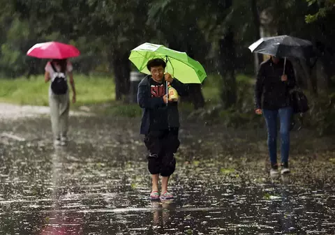 Jumătate de țară, sub avertizări meteo de furtuni: unde vor fi vijelii, ploi torențiale și grindină. Canicula se menține în sud