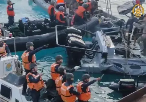 Ciocniri violente între Paza de Coastă a Chinei și marinari filipinezi. Chinezii, acuzați că au atacat cu săbii și topoare | FOTO