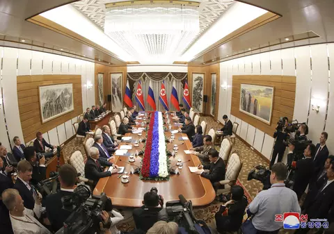 De ce au fost miniștrii ruși dați afară din sala în care Putin urma să se întâlnească cu Kim Jong Un