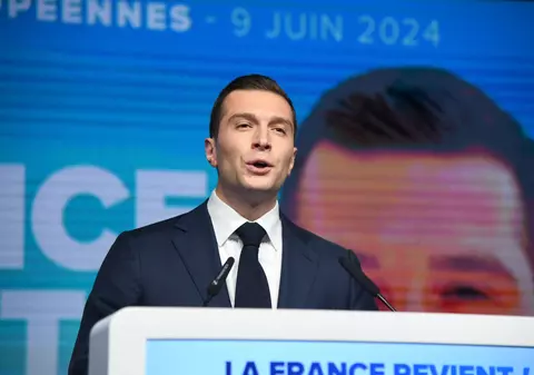 Jordan Bardella, „lupul tânăr” al extremei drepte franceze. Cine e politicianul de 28 de ani favorit să devină premierul Franței