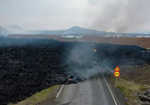 Islanda. Lava scursă în urma erupției vulcanice din mai a acoperit un drum principal din sud-vestul insulei | VIDEO