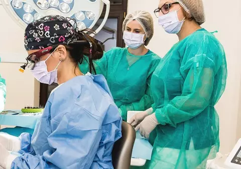 Proteza Dentară Fixă cu 4 şi 6 Implanturi: Soluţia ideală pentru zâmbetul perfect