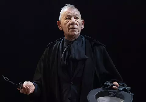 Sir Ian McKellen a căzut de pe scenă, în timpul unui spectacol, la Londra. Actorul britanic are 85 de ani