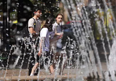 Cupolă de foc peste România. Cod portocaliu de caniculă în 16 judeţe şi în Bucureşti. Ce temperaturi se anunță și cum ne protejăm de căldură