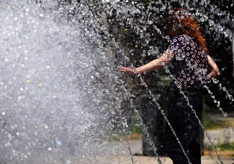 Valul de căldură se intensifică: a fost emis cod portocaliu de caniculă. Harta zonelor unde se ating 40°C