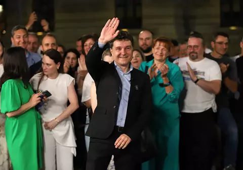 REPORTAJ Noaptea prin București când Nicușor a devenit Nicu. Alături de edilul Capitalei, în mijlocul voluntarilor și al bucureștenilor ieșiți pe răcoare la plimbare