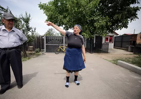 REPORTAJ Alegeri 2024 | Poliție, jandarmi și o bunică speriată de propria nepoată la Belciugatele: „M-a făcut în tot felul că am urcat în mașina primarului!”