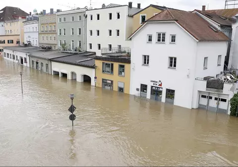 Nivelul apei pe Dunăre e de două ori mai mare decât în mod normal în orașul german Passau și fluviul și-a revărsat apele pe străzi