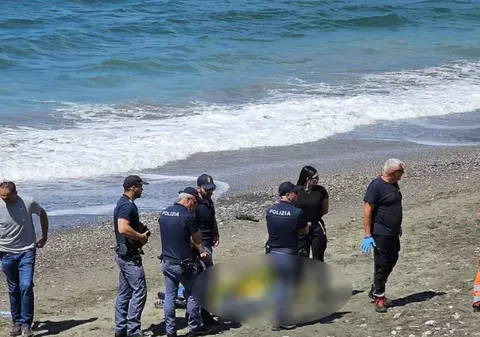 Cadavrul fără un braț al unui șofer român de TIR, găsit pe o plajă din Italia. Ultima oară fusese văzut la Barcelona