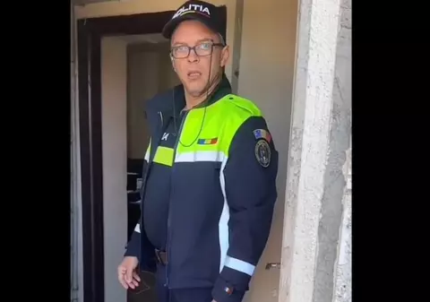Poliţist din Tulcea, anchetat după ce a vrut să împiedice o persoană să îl filmeze şi i-a lovit telefonul mobil