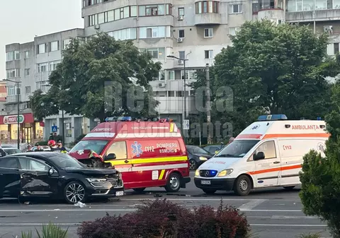 Ambulanţă SMURD aflată în misiune, implicată într-un accident în Constanţa. Trei persoane rănite