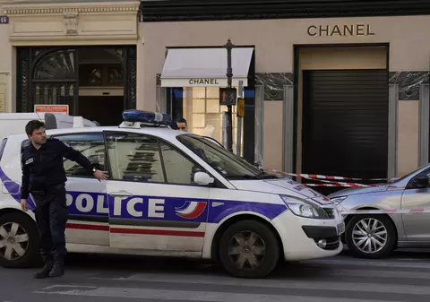 Hoții au spart un butic Chanel de la Paris cu o mașină, pe care ulterior au incendiat-o
