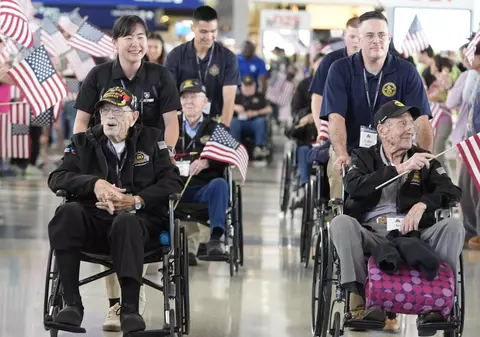 „Acum am plecat mai relaxați”. Mai mulți piloți americani, inclusiv un veteran de 107 ani, s-au întors în Normandia, la 80 de ani de la Ziua-Z