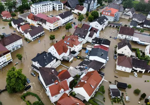 Închisoare evacuată și porțiuni de autostradă închise, după inundațiile masive din Bavaria. Stare de urgență, în mai multe zone