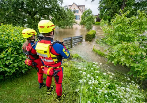O femeie a fost salvată după 62 de ore în care a stat în vârful unui copac, ca să scape de inundații, în Bavaria