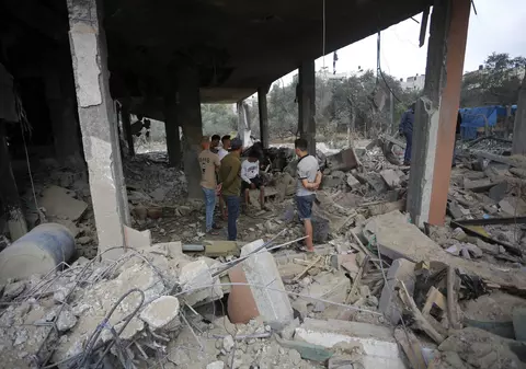 Zeci de morți după un atac israelian asupra unei școli ONU din Gaza. „Ne-au ucis copiii în timp ce dormeau”. Israelul spune că a lovit „o bază Hamas”