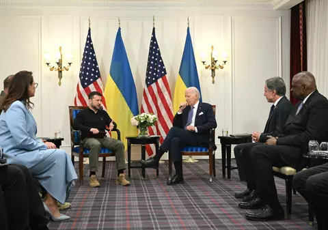 Joe Biden i-a cerut scuze lui Volodimir Zelenski pentru întârzierea ajutorului militar american