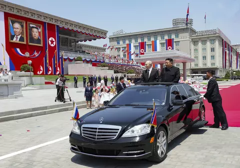 Vladimir Putin, primit cu pompă la Phenian: mii de nord-coreeni, inclusiv copii, au pus în scenă un spectacol pentru dictatorul rus